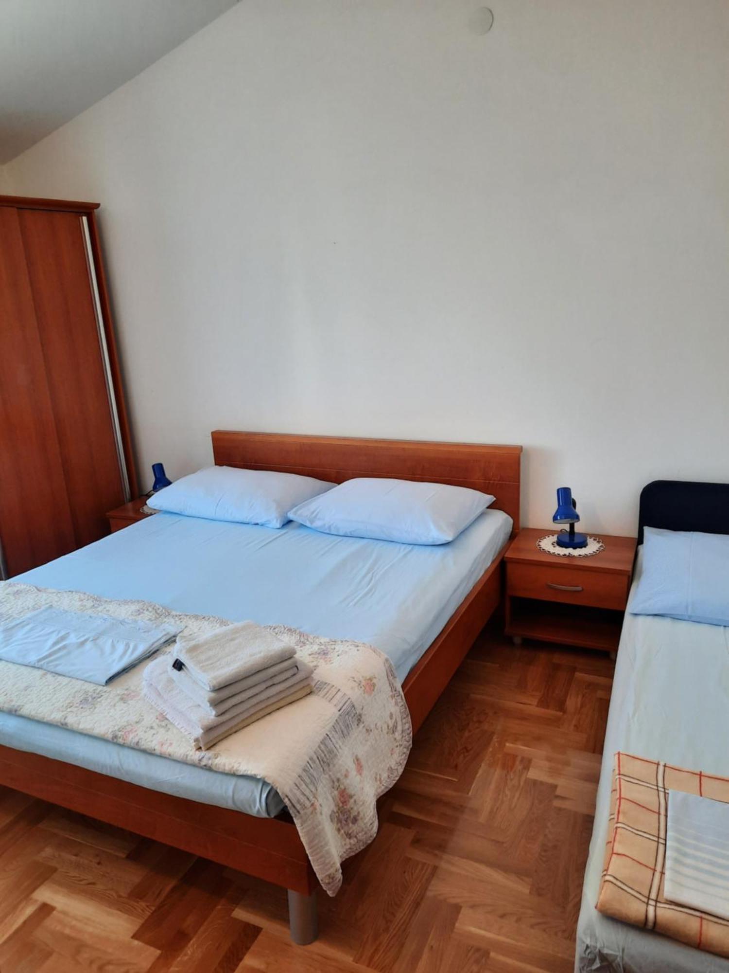 Apartmani Maver Sveti Filip i Jakov Exterior photo